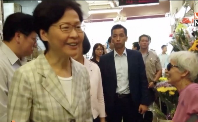 แคร์รี หล่ำ ลงพื้นที่สอบถามความคิดเห็นชาวฮ่องกง