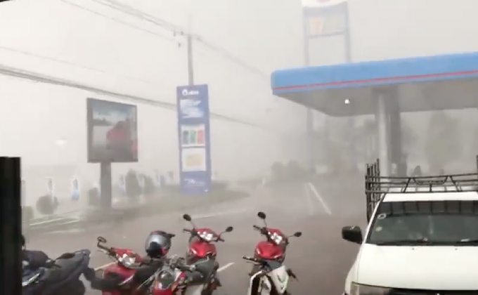 หวาดเสียว! พายุหมุนพัดผ่านรถ จ.นครราชสีมา