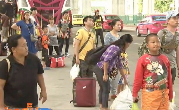 ปชช.ทยอยเดินทางกลับ กทม.ที่หมอชิต 2