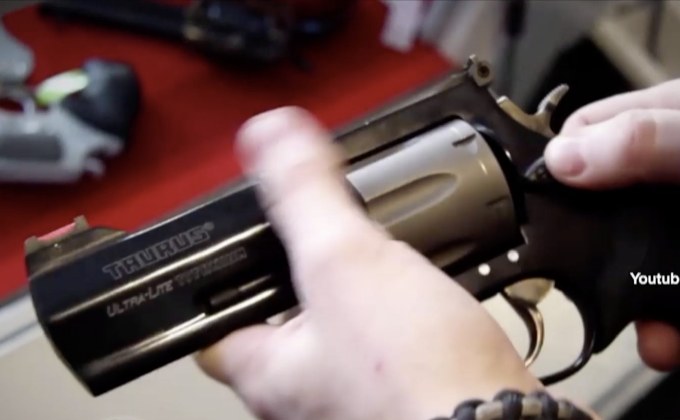 ฝ่ายค้านสหรัฐฯ กดดันเพิ่มมาตรการควบคุมปืน