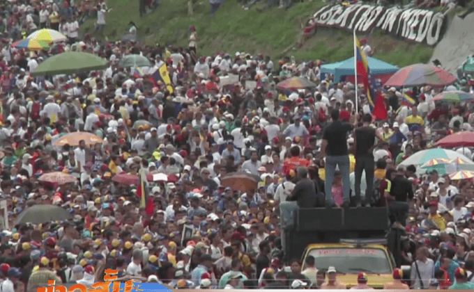 ผู้ประท้วงปิดถนนรอบกรุงการากัสของเวเนซุเอลา