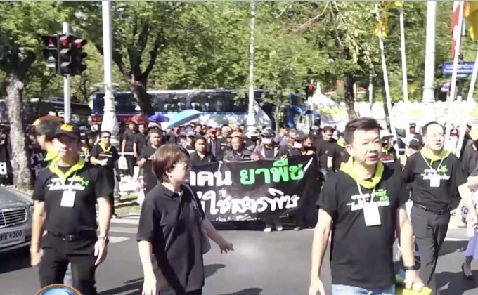 กลุ่มค้านแบน 3 สารยื่นนายกฯ ทบทวน