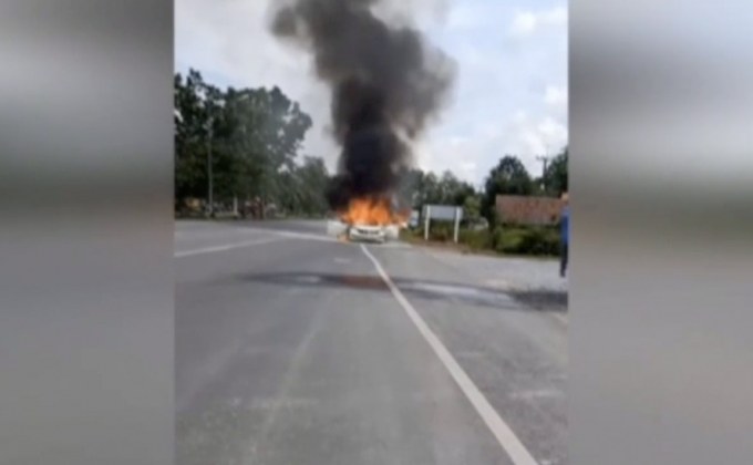 ระทึก!!! นาทีไฟลุกไหม้เก๋งกลางถนน