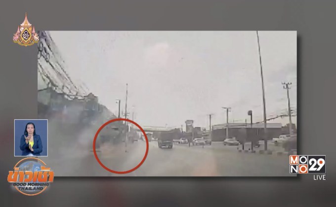 ‘กล้องหน้ารถ’เผยนาที ‘ชายชุดขาว’โดดให้’ กระบะทับ