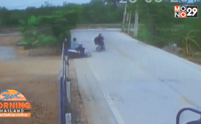 2 โจรลักรถจักรยานยนต์ต่อหน้าเจ้าของ