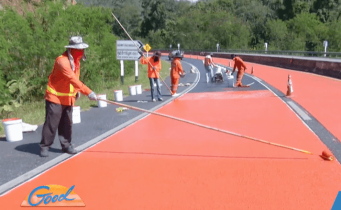 แขวงทางหลวงยืนยันถนนสีแดงช่วยเพิ่มแรงเสียดทาน