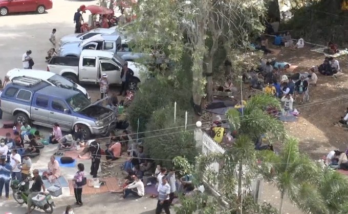 ญาติและผู้ป่วยเดินทางมารอรับยา “หมอแสง” เนืองแน่น