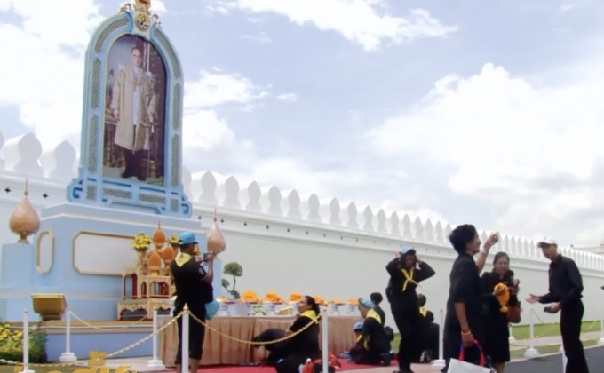 ประชาชนทยอยถวายสักการะพระบรมฉายาลักษณ์