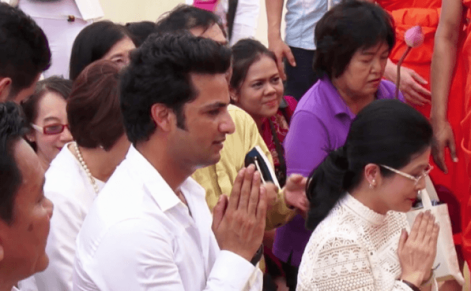 “สุดารัตน์ – Himanshu” ร่วมเชิญผ้าวัดสระเกศ