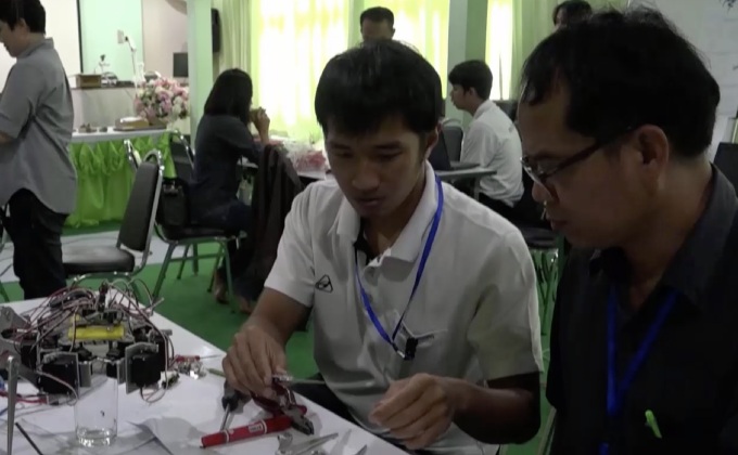 สุดเจ๋ง! ครูสร้างหุ่นโรบอทสอนเด็กรุ่นใหม่ 