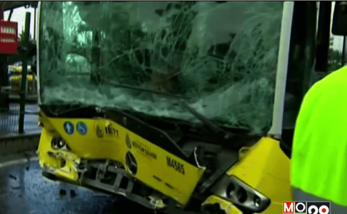 รถบัสเสียหลักชนรถยนต์ 3 คันที่ตุรกี เจ็บ 11 คน
