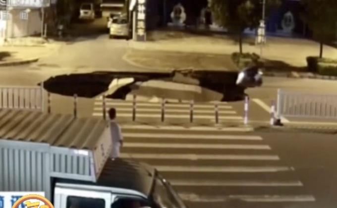 หนุ่มจีนขี่จักรยานยนต์ตกหลุมยุบ