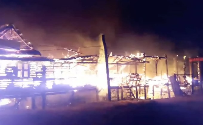 ไฟไหม้บ้านทรงไทยอายุ 100 ปี จ.พระนครศรีอยุธยา