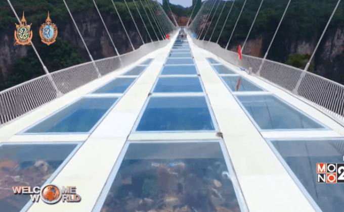 เปิดสะพานพื้นกระจกที่ยาวและสูงที่สุดในโลก