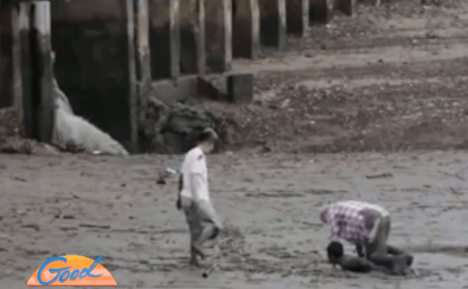 สื่อนอกชื่นชม “ฮีโร่ชัด” ช่วยนักท่องเที่ยวโคลนดูด