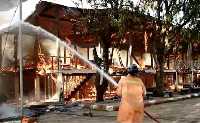 ไฟไหม้อาคารเรียนเก่าเสียหายทั้งหลัง จ.นครพนม