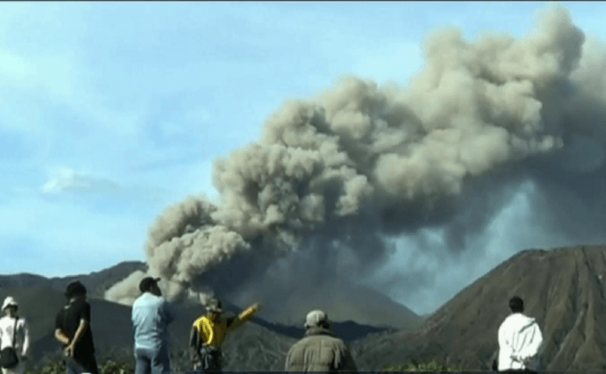 ภูเขาไฟโบรโมพ่นเถ้าถ่านในอินโดนีเซีย