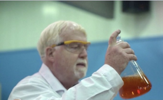 ครูเคมีชาวอังกฤษกำลังดังในหมู่เด็กชาวจีน