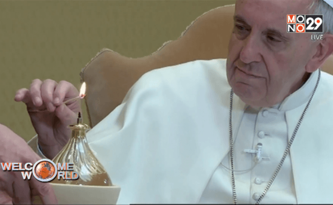 โป๊ปฟรานซิสทรงจุดเทียนตัวแทนต้นคริสต์มาส