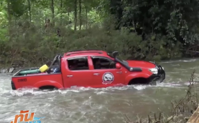 เร่งช่วยนักท่องเที่ยวฝ่าฝืนขับรถลุยข้ามคลองมะเดื่อ