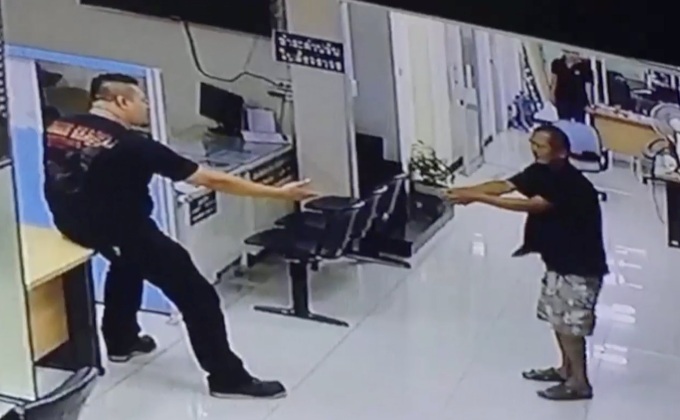 ตำรวจรวบชายคุล้มคลั่งถือมีดขึ้นโรงพักห้วยหวาง