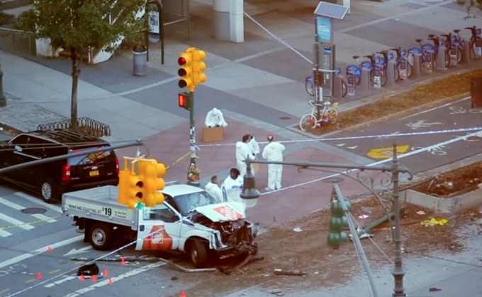 คนร้ายขับรถชนคนบนทางเท้าในนิวยอร์ก