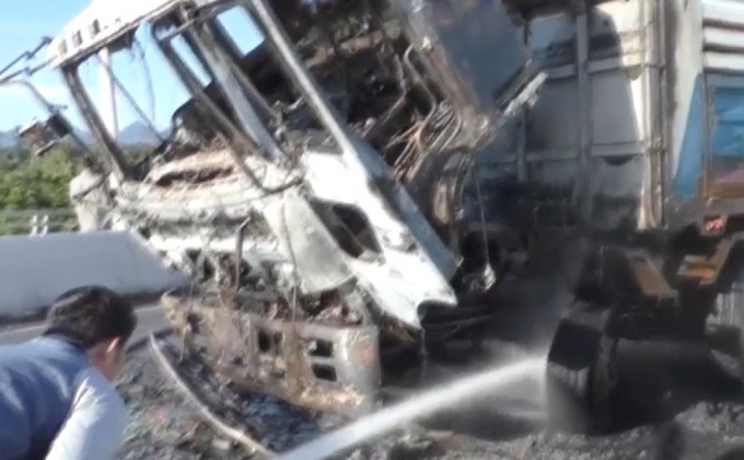 ไฟไหม้รถพ่วงกลางสะพานข้ามโขง จ.นครพนม