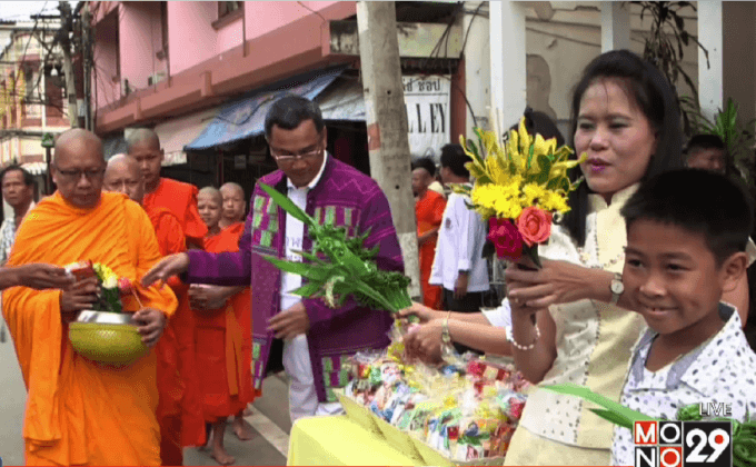 พุทธศาสนิกชนร่วมทำบุญ แห่เทียนพรรษา