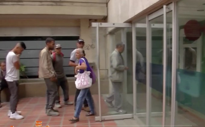 ชาวเวเนฯ แห่ถอนเงินจากธนาคารที่รัฐบาลเข้าควบคุม