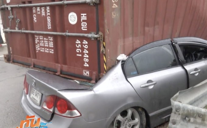 ระทึก! ตู้คอนเทนเนอร์หล่นทับรถเก๋ง