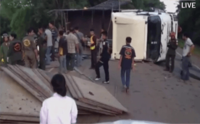 รถคณะหมอลำเสียหลักพลิกคว่ำ เสียชีวิต 3 ราย