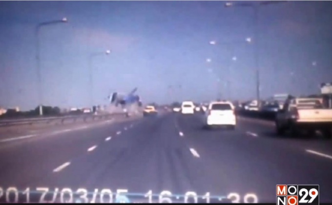 นาทีชีวิต! กระบะพุ่งตกทางด่วน