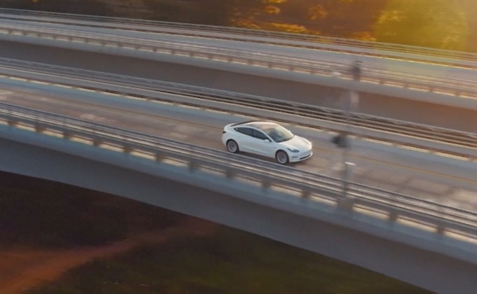 “เทสลา” ส่งมอบรถยนต์ไฟฟ้ารุ่นถูกสุดของบริษัท