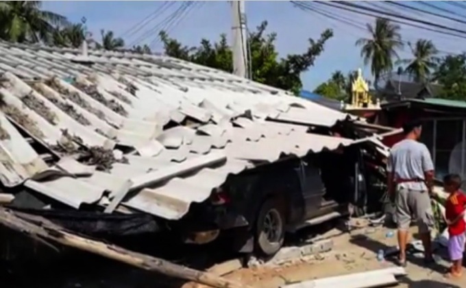 รถชนกันพุ่งใส่ร้านนวดเสียหายที่จ.เพชรบุรี