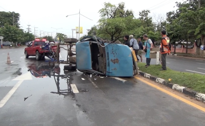 ขโมยรถสองแถวขับชนเสาไฟ จ.ยโสธร