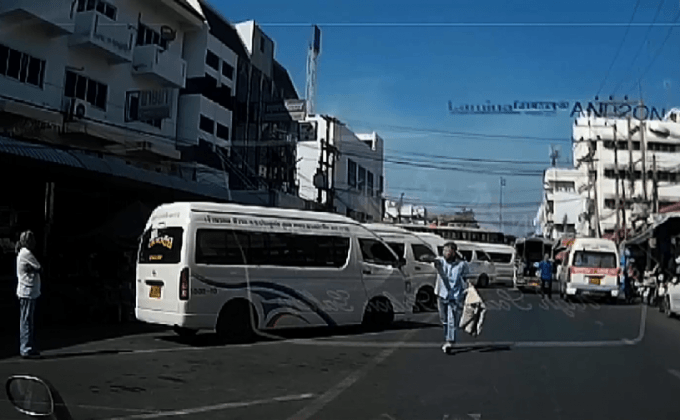 คนขับรถตู้ใช้มีดไล่แทงคู่กรณี