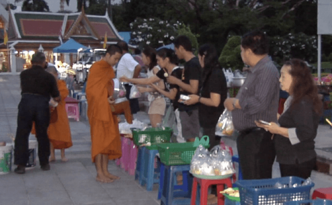 ประชาชนทั่วประเทศ ร่วมทำบุญตักบาตร