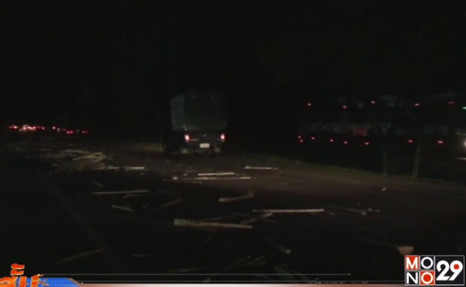 รถพ่วงทำไม้ท่อนหล่นร่วม 2 กิโลถนนสายเอเซีย