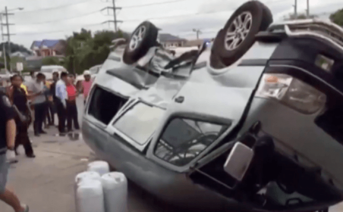 กระบะชนรถรับส่งนักเรียน เจ็บ 5 คน