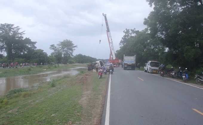 ฝนตกถนนลื่นรถบรรทุกหมูพลิกคว่ำตกคลอง