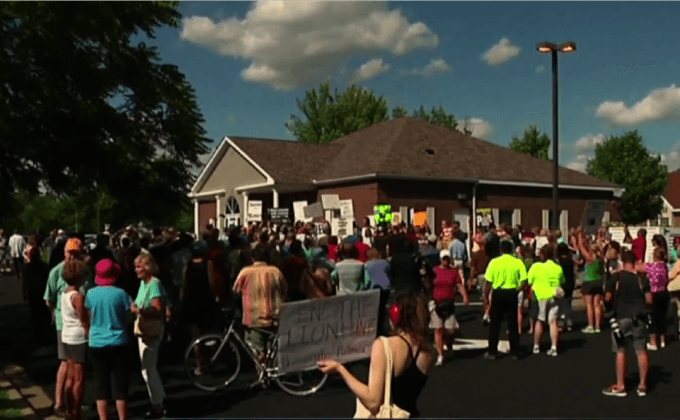 ประท้วงหมอฟันฆ่าสิงโต