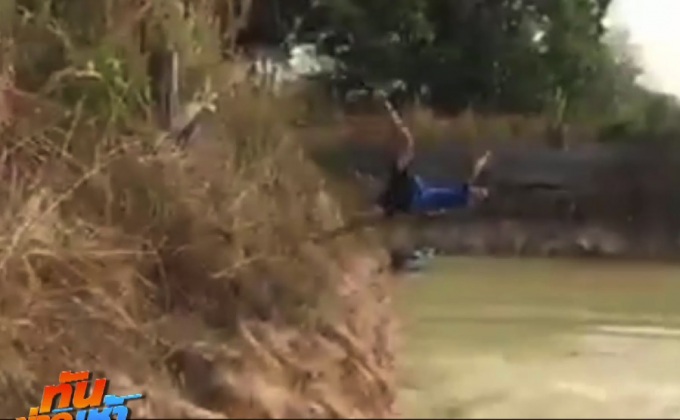 สุดน่ารัก เด็กน้อยโชว์กระโดดม้วนหลังลงน้ำ