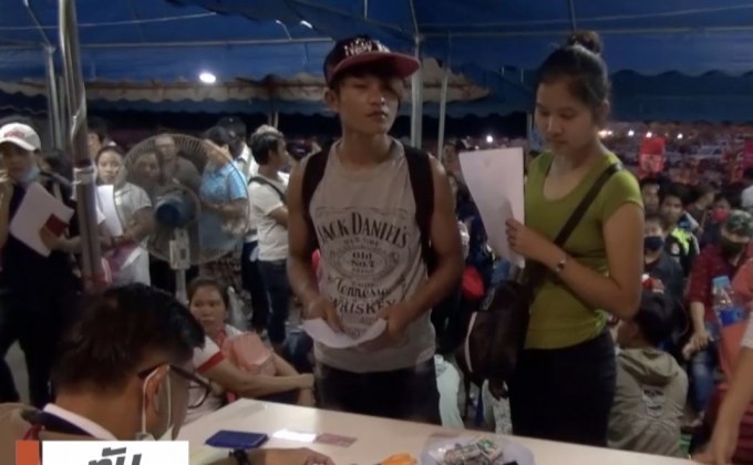 แรงงานข้ามชาติจำนวนมาก ปักหลักรอขึ้นทะเบียน