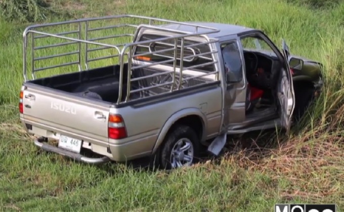 รถไฟชนกระบะกระเด็นตกทุ่งนาที่ จ.เพชรบุรี