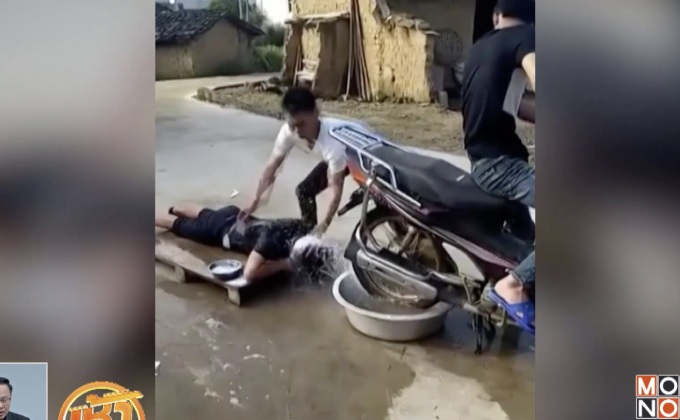 หนุ่มจีนสระ-ไดร์ผมแบบพิสดาร