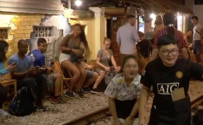 เวียดนามสั่งปิดร้านริมทางรถไฟชื่อดัง