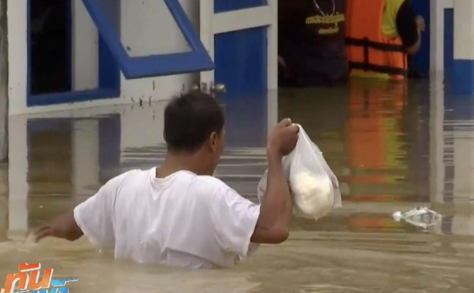 ปะกาฮารัง จ.ปัตตานี น้ำยังท่วมสูง – จ.นราธิวาส คลี่คลาย