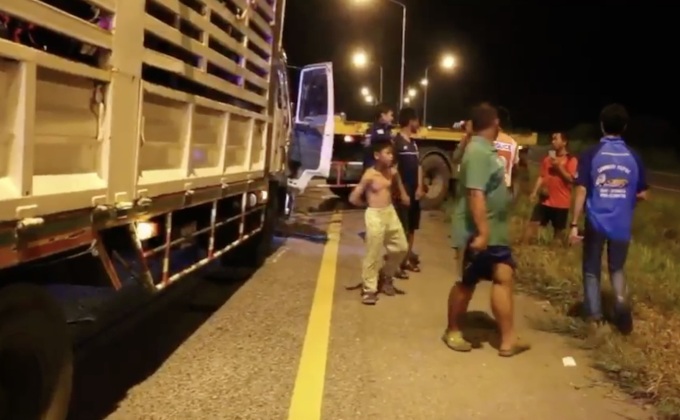 รถบรรทุก 18 ล้อพุ่งข้าเลนชนรถบรรทุกช้าง