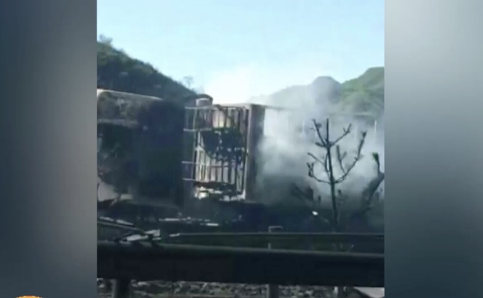 รถน้ำมันชนท้ายรถบรรทุก ดับ 12 คน ในจีน