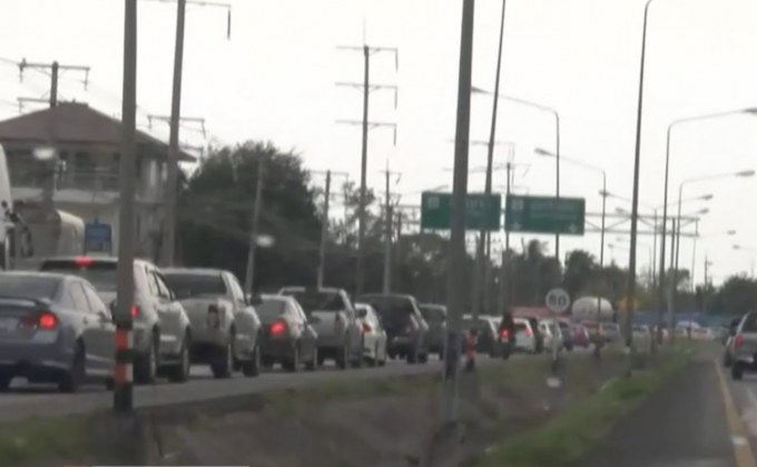 ประชาชนทยอยกลับเข้า กทม.ส่งผลการจราจรติดขัด